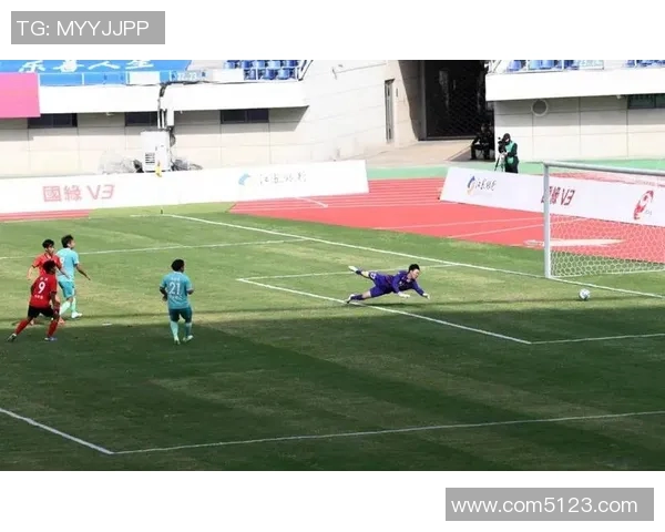 激情四溢的足球比赛：团队合作与个人技艺的完美结合